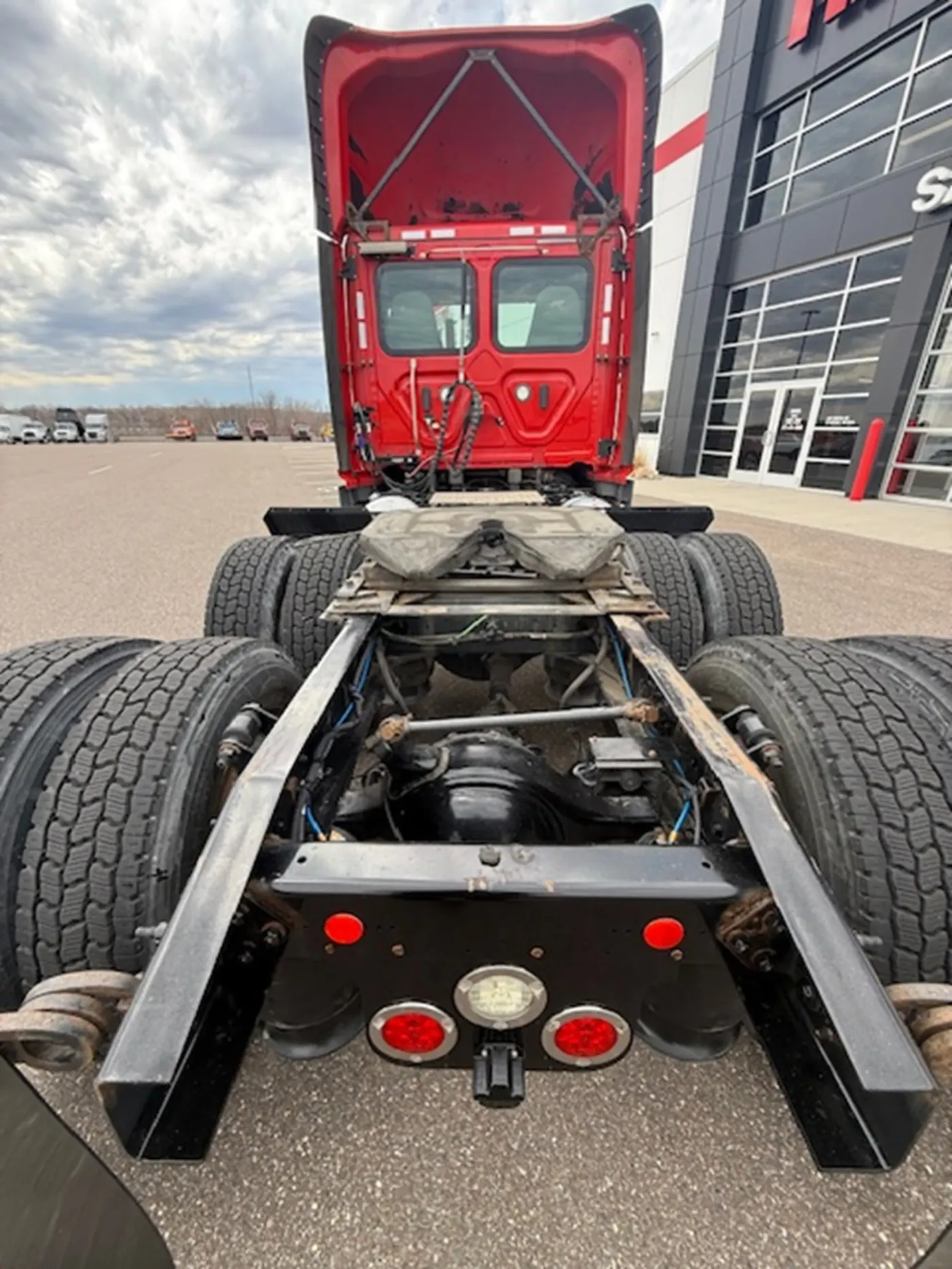 2018 Freightliner Cascadia 113 | Photo 3 of 10