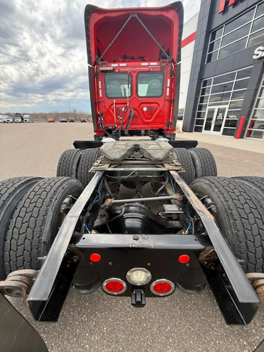 2018 Freightliner Cascadia 113 | Photo 3 of 10
