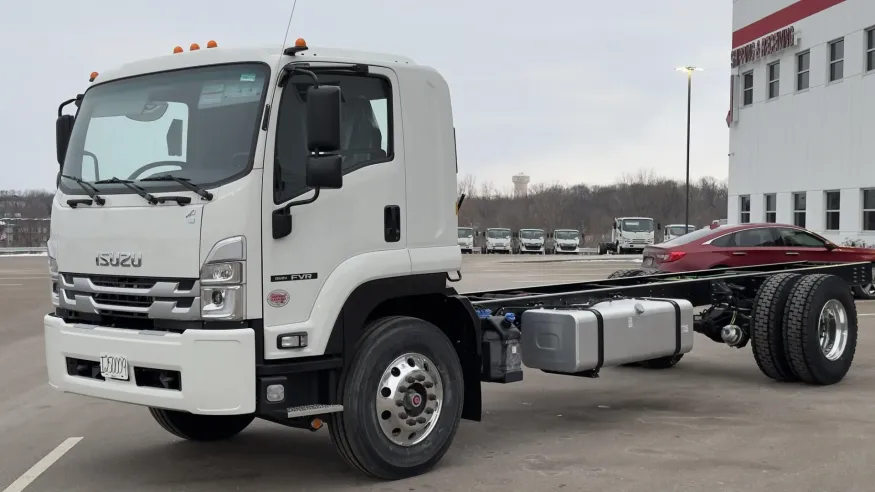 2025 Isuzu FVR | Photo 1 of 17