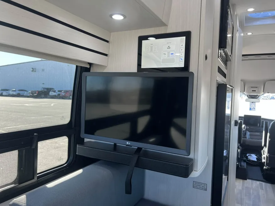 2026 Pleasure-way Ontour 2.2 AWD | Photo 9 of 18