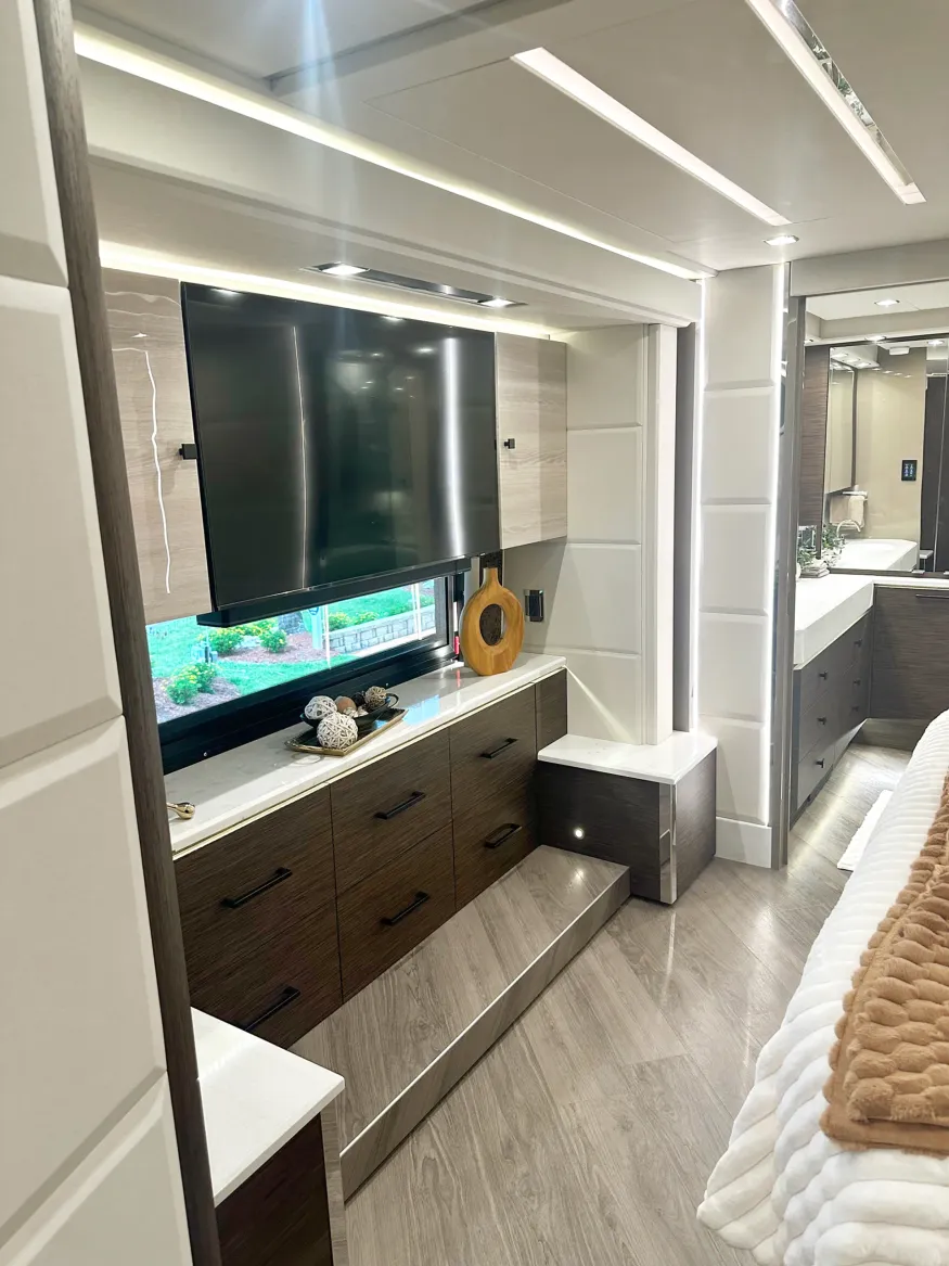 2023 Emerald Luxury Coaches Prevost H3-45 Triple Slide | Photo 25 of 41