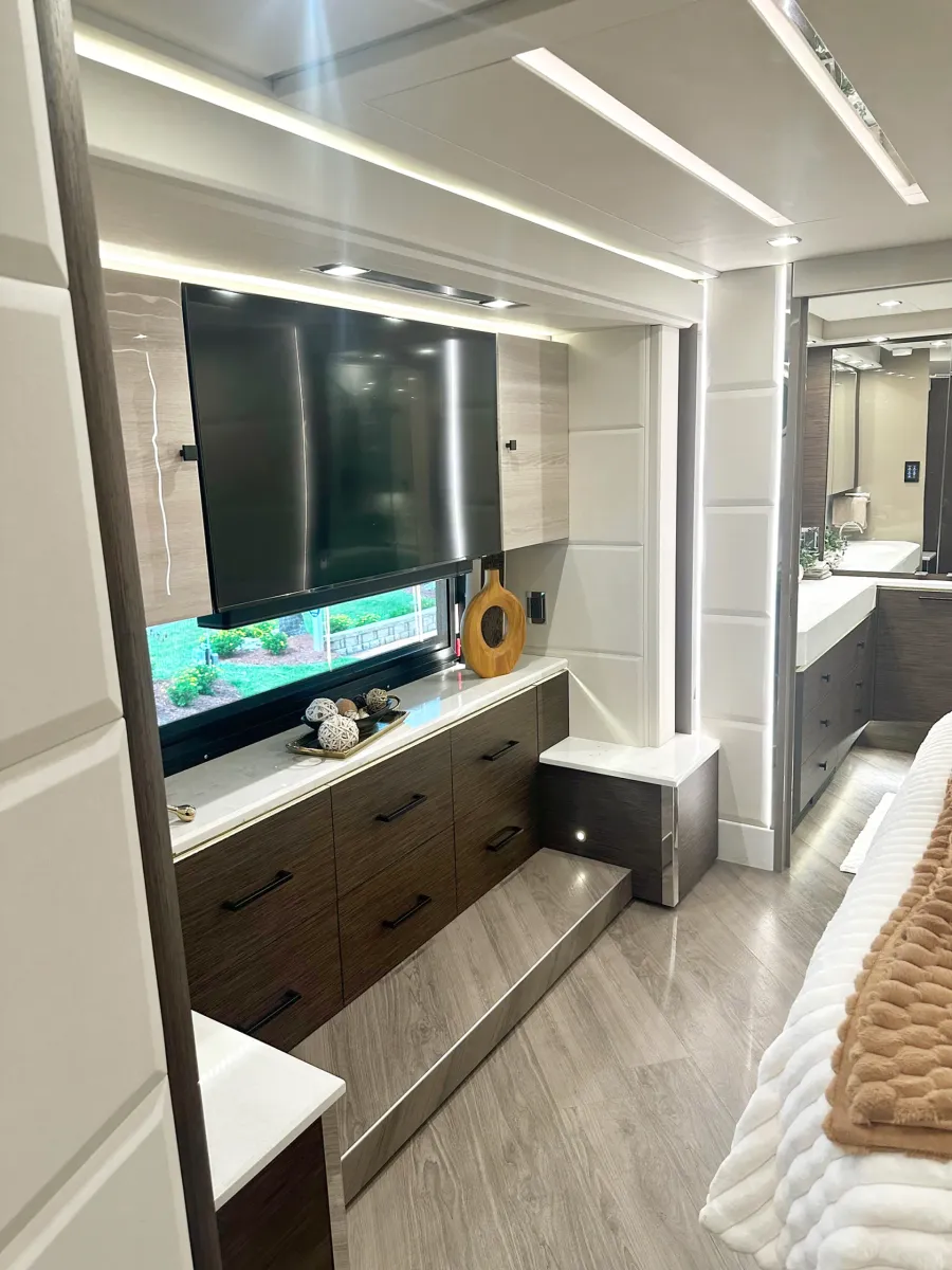 2023 Emerald Luxury Coaches Prevost H3-45 Triple Slide | Photo 25 of 41