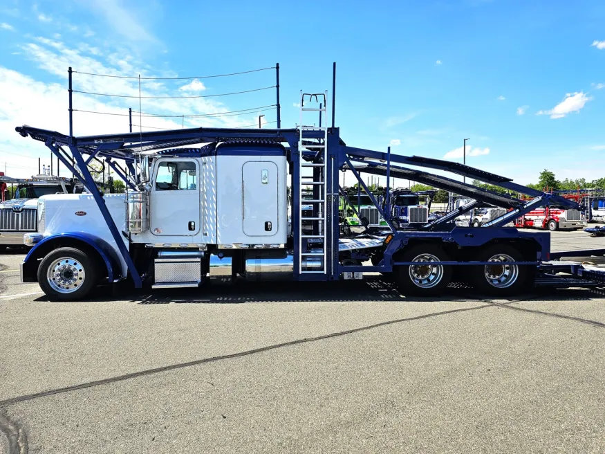 2023 Peterbilt 389 | Photo 16 of 34