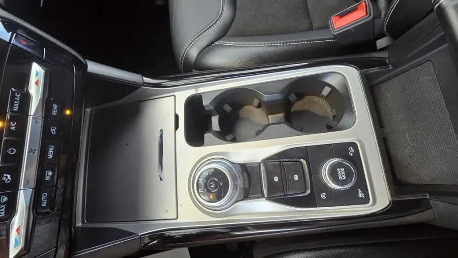 2022 Ford Explorer | Photo 24 of 31