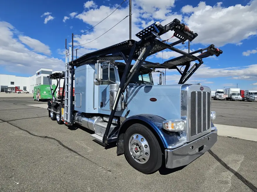 2017 Peterbilt 389 | Photo 4 of 26