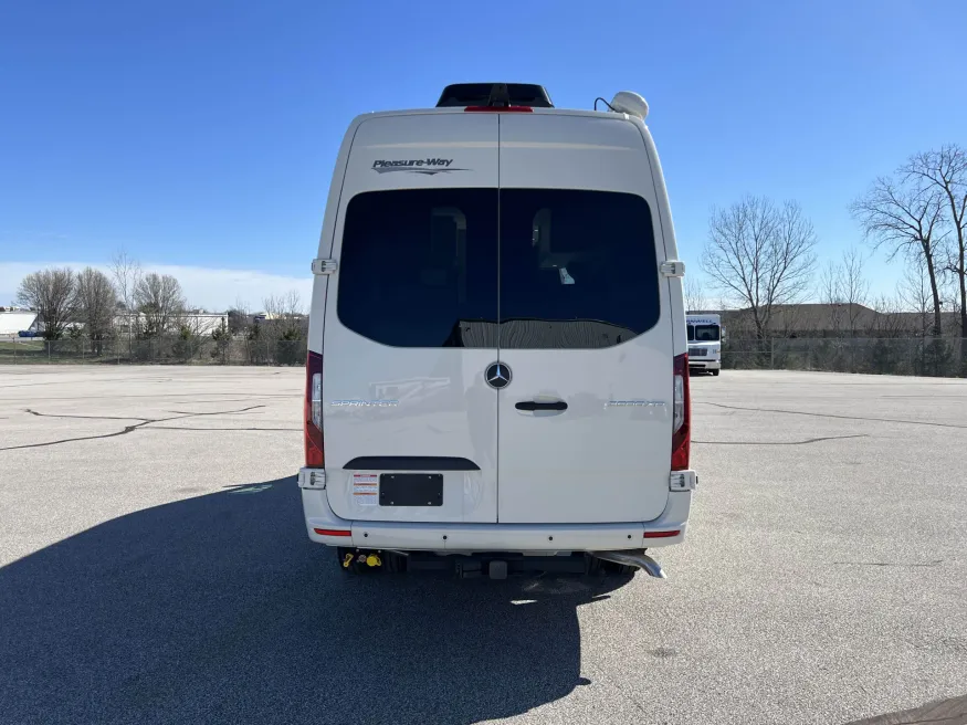 2026 Pleasure-way Plateau RB | Photo 6 of 28