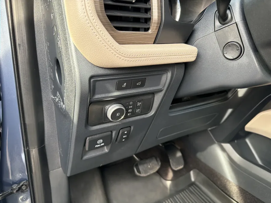 2022 Ford Expedition Limited | Photo 16 of 26