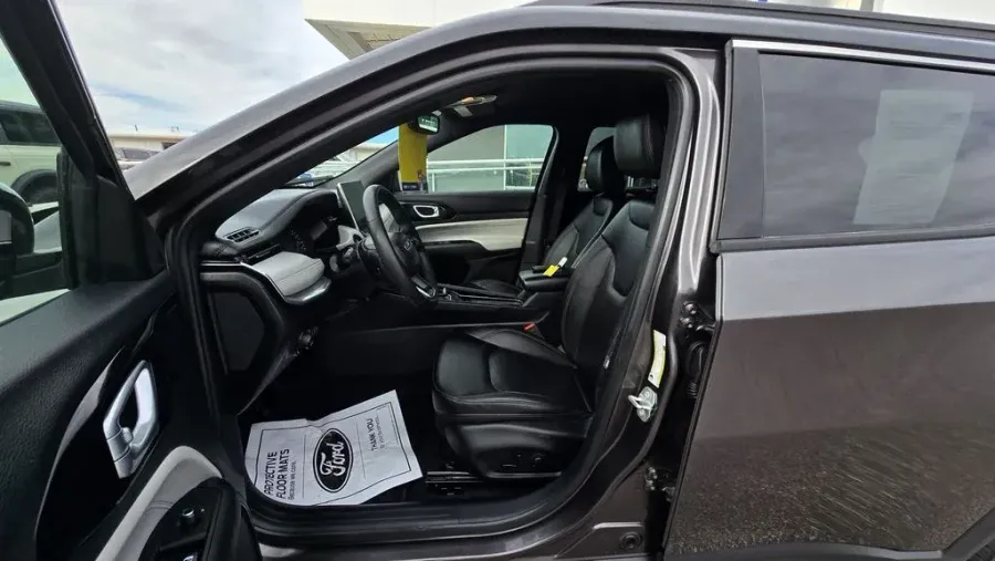 2024 Jeep Compass | Photo 13 of 29