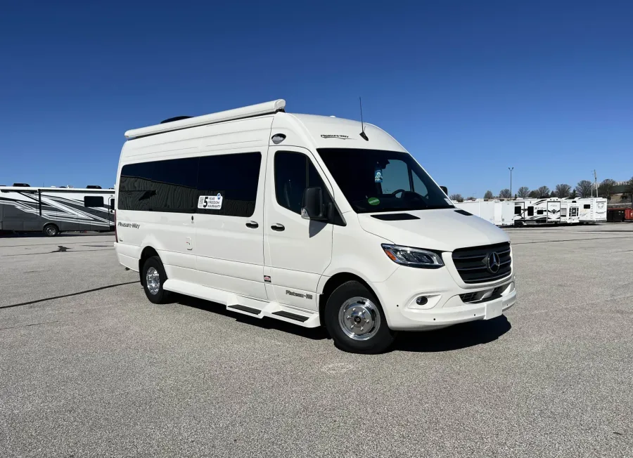 2026 Pleasure-way Plateau RB | Photo 7 of 28