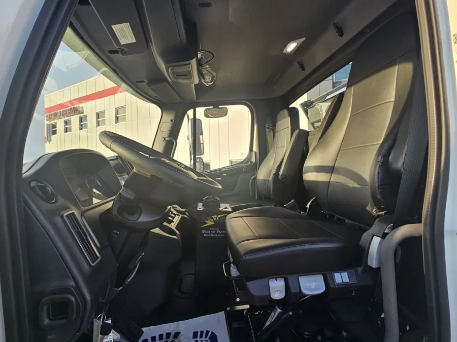 2026 Freightliner 114SD | Photo 8 of 12