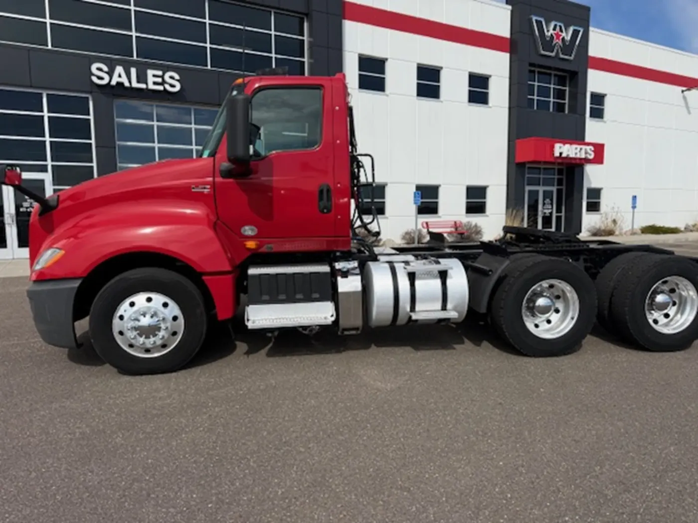 2018 International LT | Photo 2 of 11