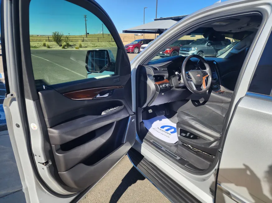 2019 Cadillac Escalade Luxury | Photo 11 of 33