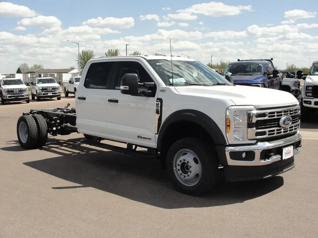 2026 Ford Super Duty F-550 | Photo 5 of 11