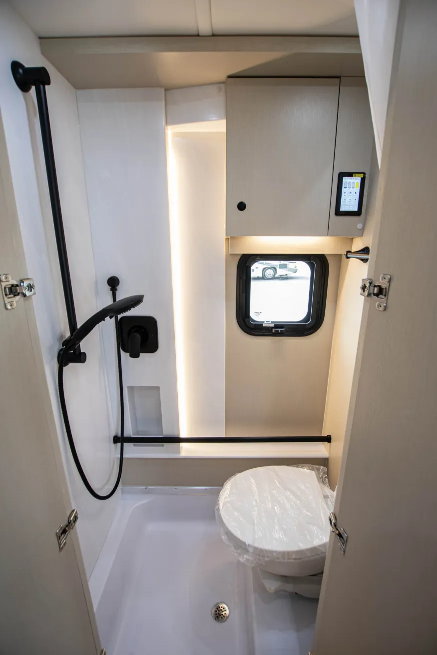 2026 Pleasure-way Plateau XLTW | Photo 18 of 24