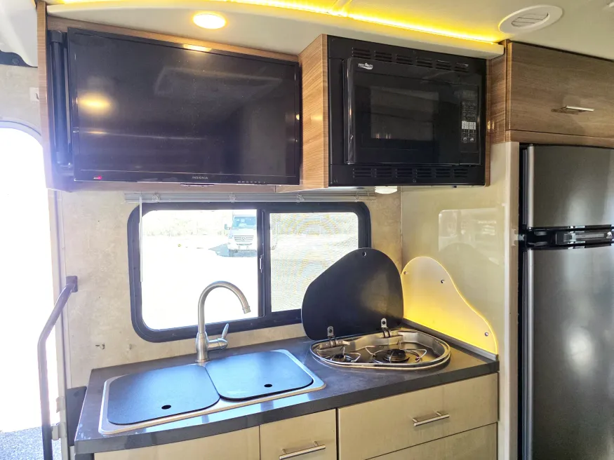 2017 Winnebago Navion 24V | Photo 7 of 16