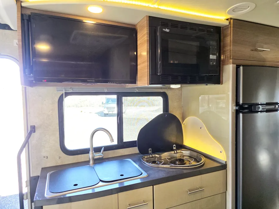 2017 Winnebago Navion 24V | Photo 7 of 16