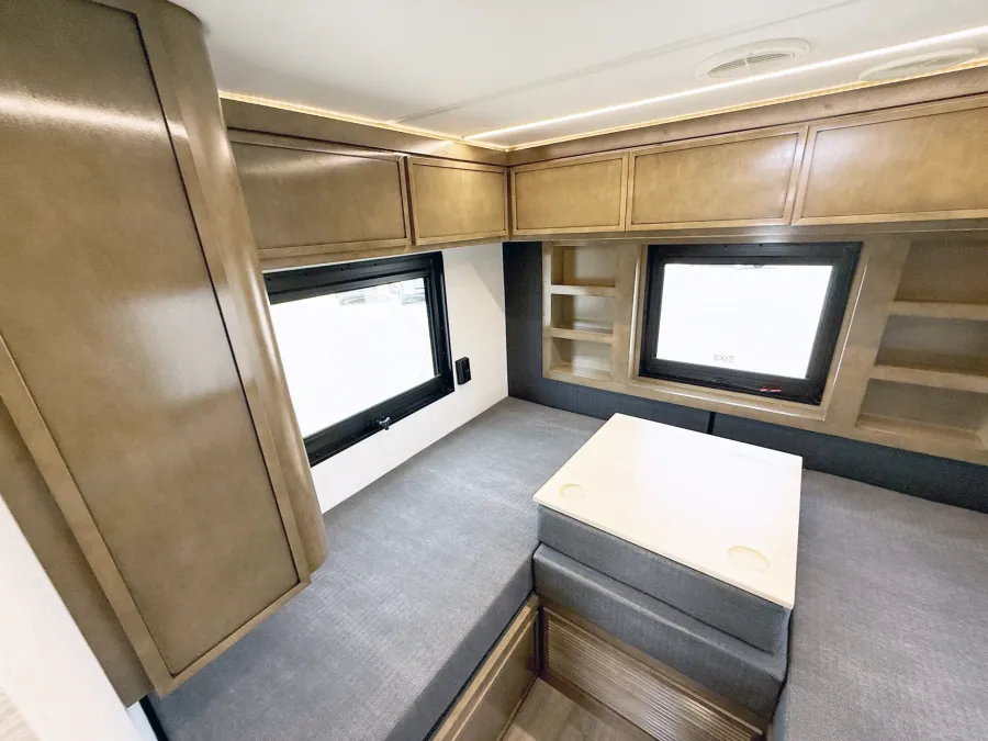 2027 Newmar Freedom Aire 2512 | Photo 16 of 25