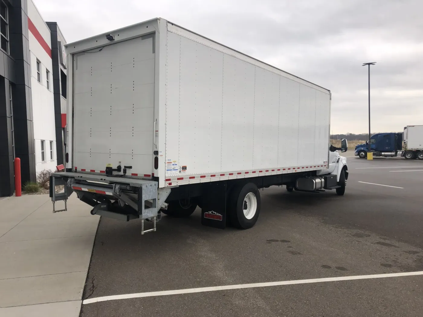 2023 Ford F750 | Photo 4 of 8