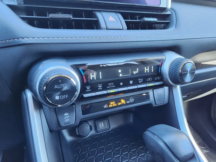 2025 Toyota RAV4 Hybrid XLE | Photo 27 of 30