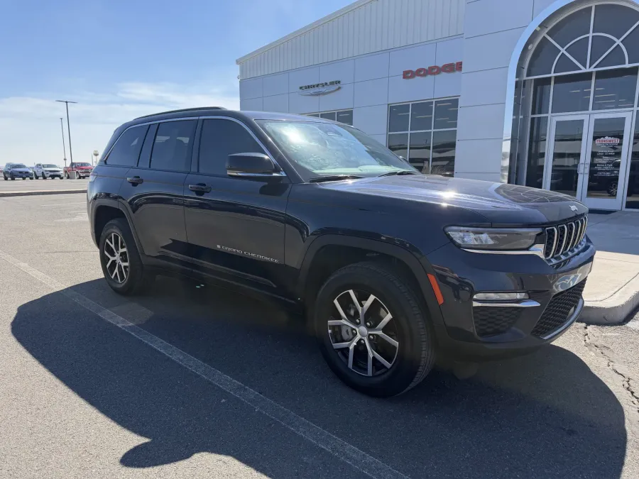 2024 Jeep Grand Cherokee Limited | Photo 1 of 16