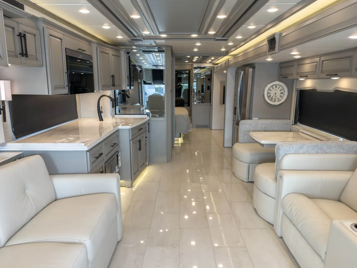 2026 Newmar London Aire 4551 | Photo 3 of 19