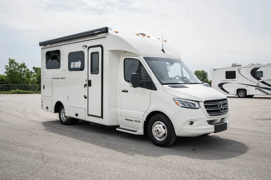 2026 Pleasure-way Plateau XLTW | Photo 7 of 24