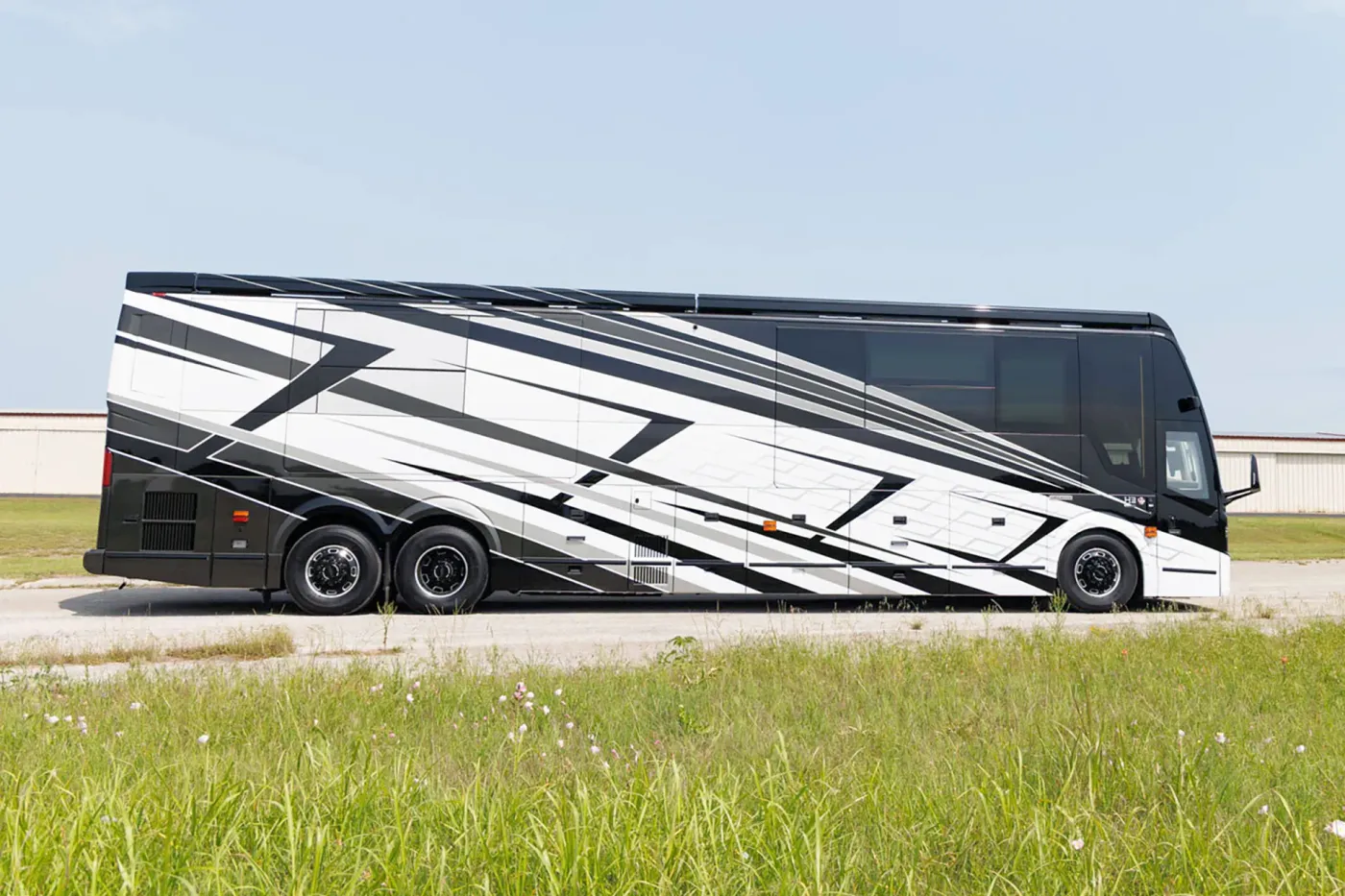 2027 Emerald Luxury Coaches Prevost H3-45 Quad Slide | Photo 2 of 33