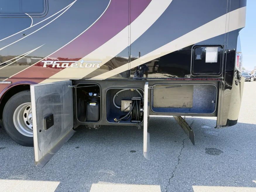 2016 Tiffin Phaeton 40AH | Photo 11 of 14