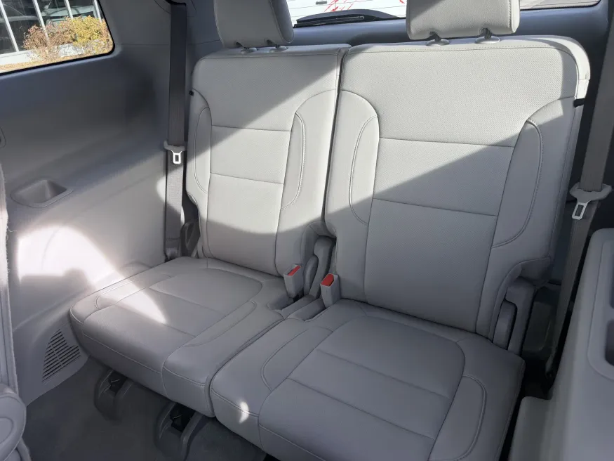 2023 GMC Acadia SLT | Photo 10 of 24