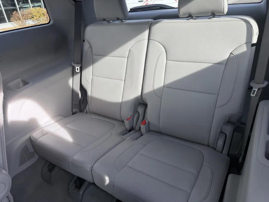 2023 GMC Acadia SLT | Photo 10 of 24