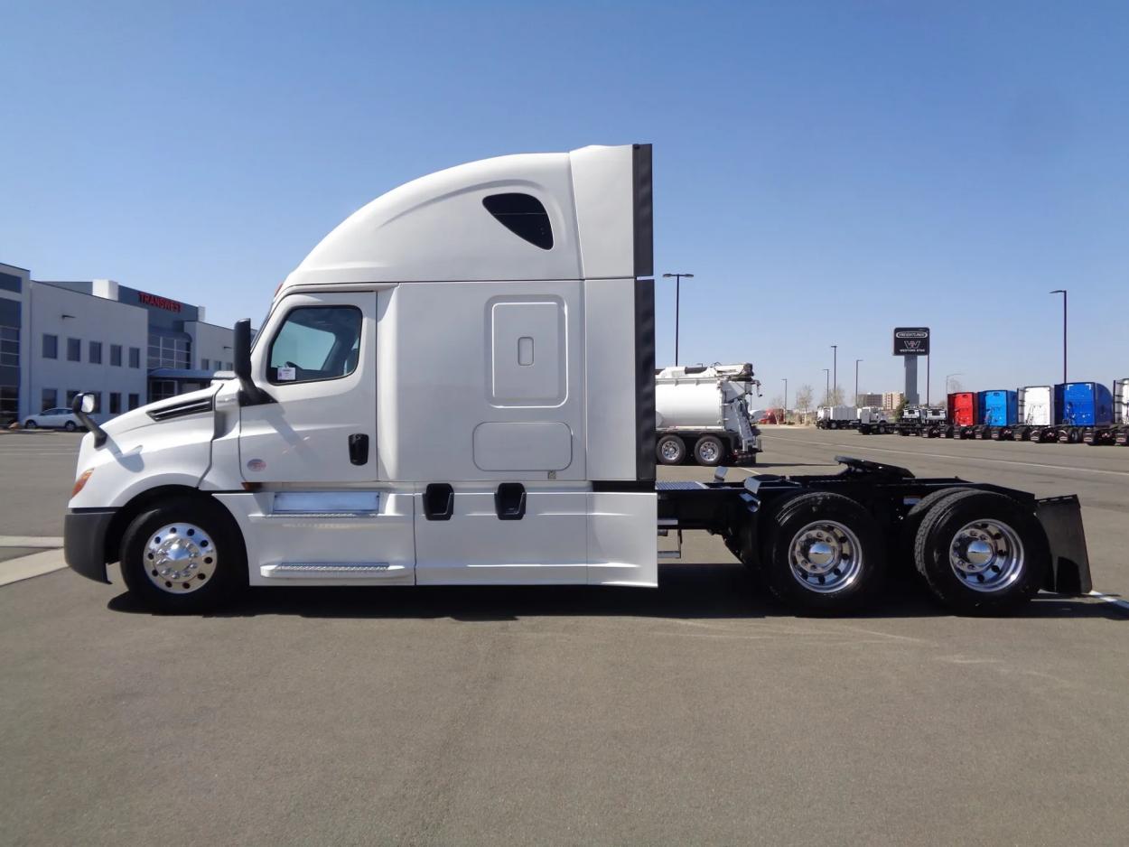 2019 Freightliner Cascadia 126 | Photo 8 of 12
