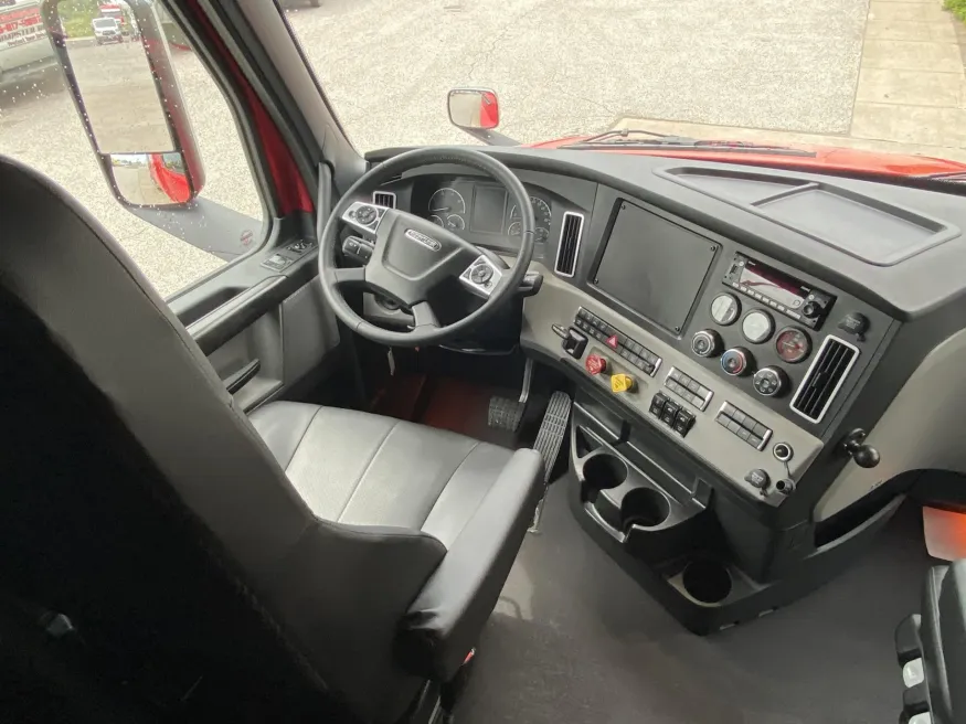 2025 Freightliner Cascadia | Photo 12 of 18