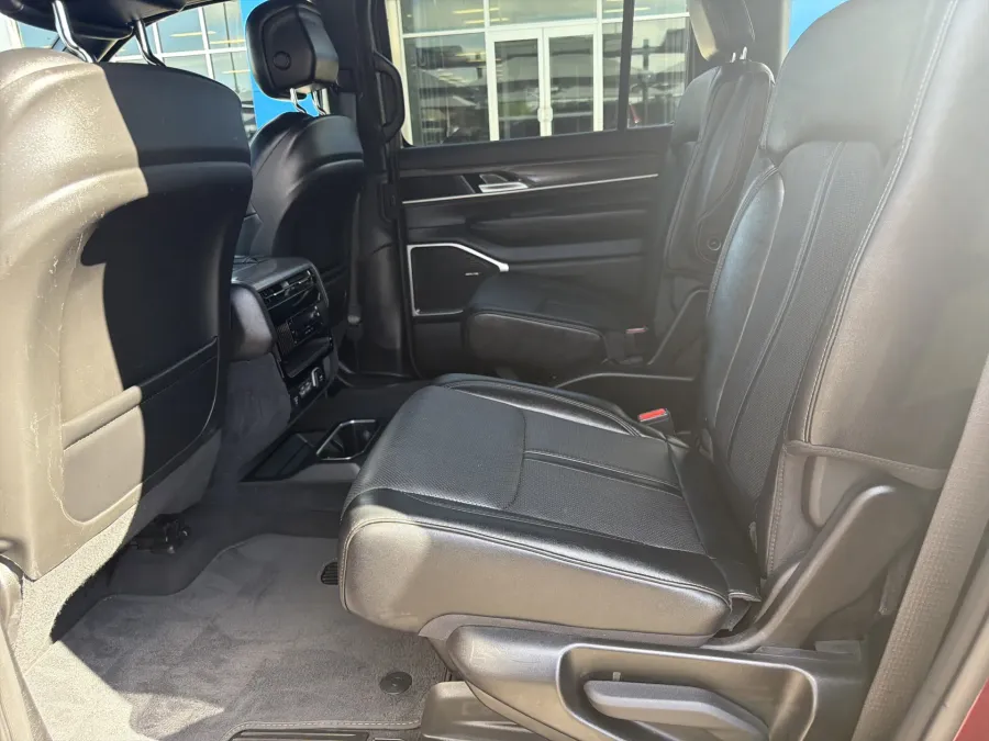 2024 Jeep Wagoneer Series II | Photo 11 of 22