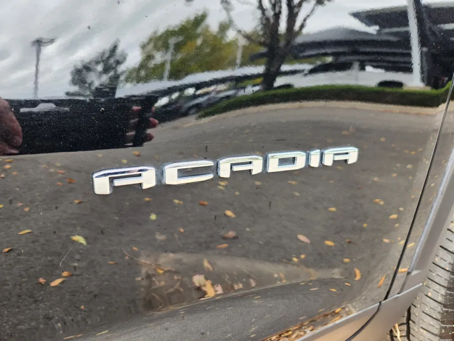 2025 GMC Acadia AWD Elevation | Photo 19 of 29