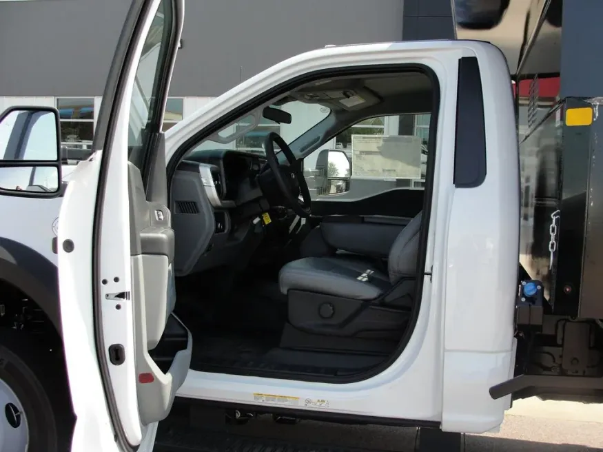 2025 Ford Super Duty F-550 XL | Photo 16 of 32