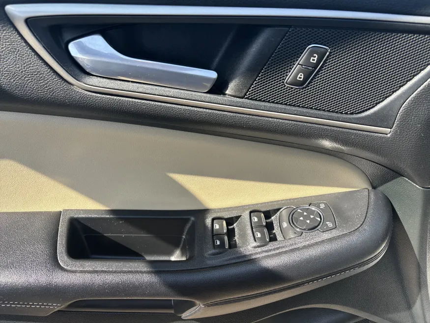 2022 Ford Edge SEL | Photo 11 of 19