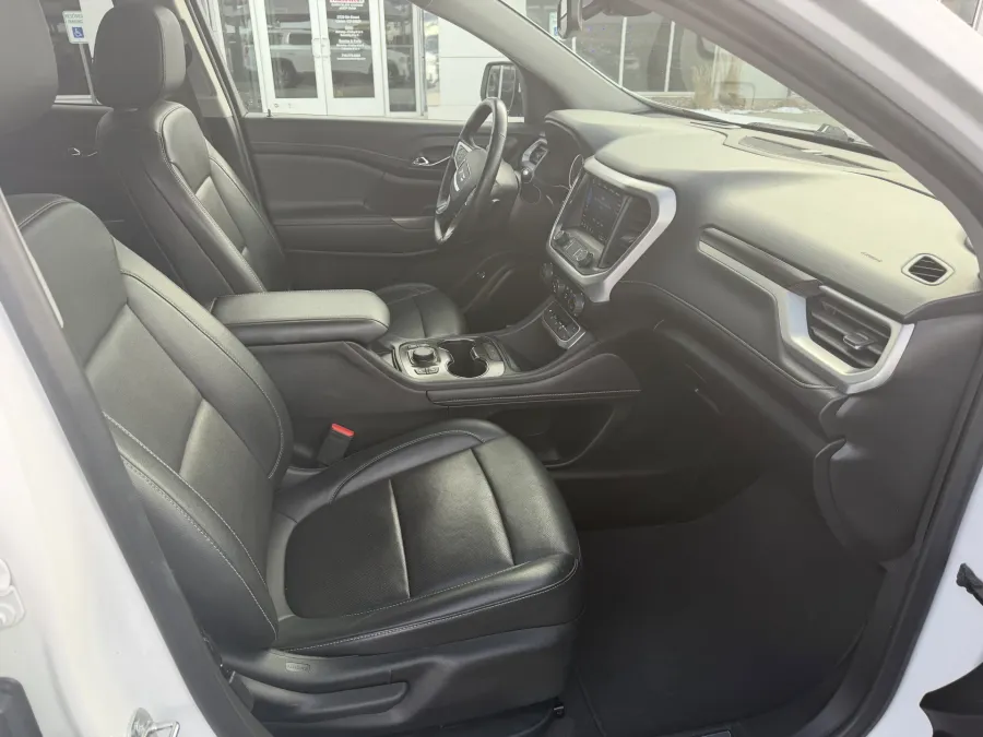 2023 GMC Acadia SLT | Photo 14 of 22