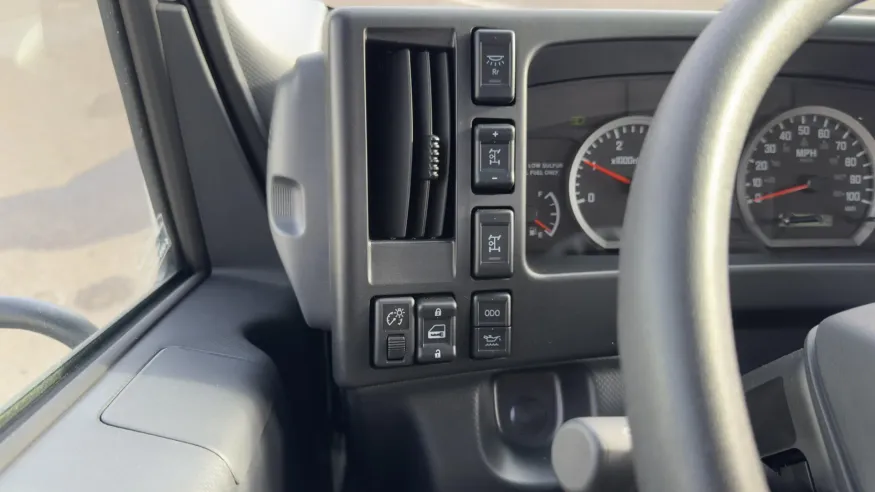 2024 Isuzu NRR | Photo 11 of 15