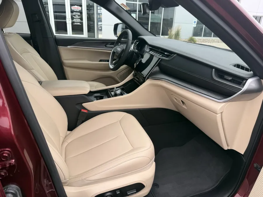 2024 Jeep Grand Cherokee L Limited | Photo 13 of 23