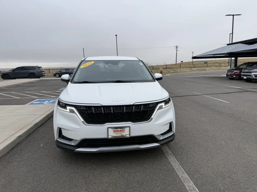 2024 Kia Carnival LX | Photo 2 of 21