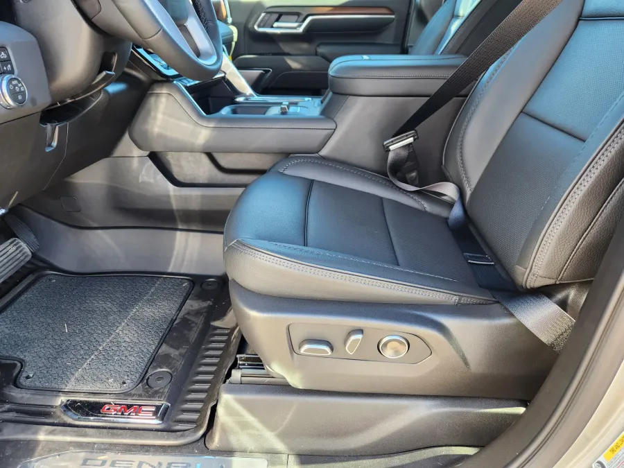 2026 GMC Sierra 2500HD Denali | Photo 9 of 32