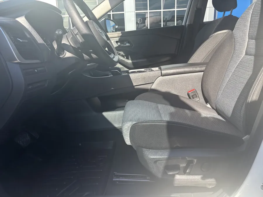 2021 Nissan Rogue SV | Photo 13 of 20