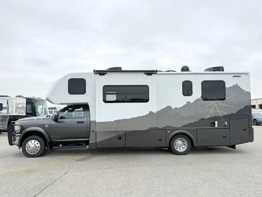 2024 Dynamax Isata 28SS | Photo 17 of 24