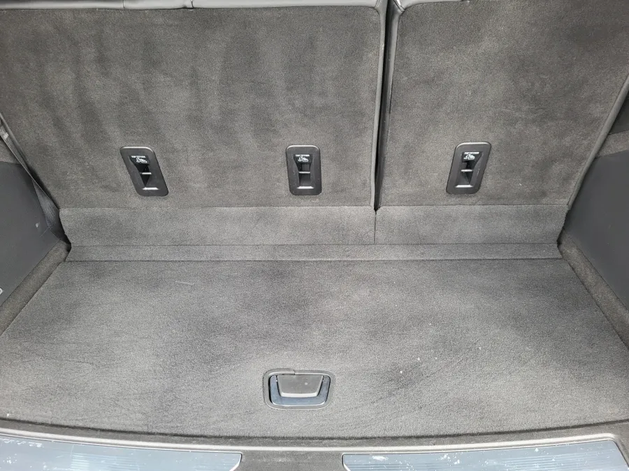 2024 Cadillac Escalade 4WD Premium Luxury | Photo 32 of 33