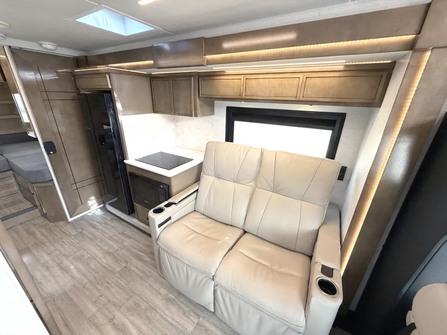 2027 Newmar Freedom Aire 2512 | Photo 9 of 25