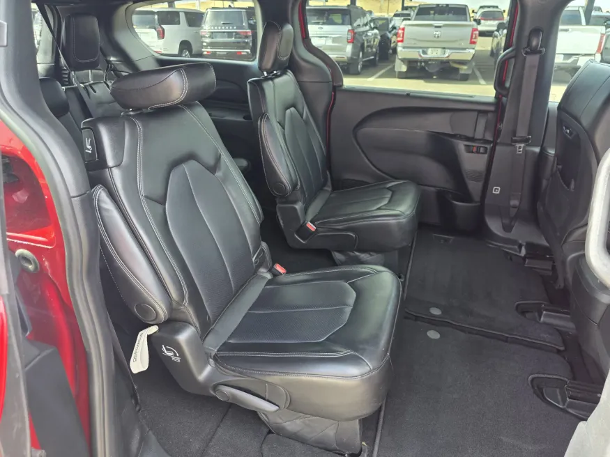 2025 Chrysler Pacifica Select | Photo 17 of 30