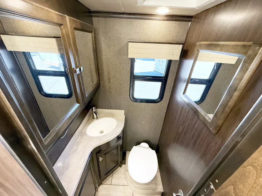 2017 Tiffin Allegro Breeze 32BR | Photo 13 of 27