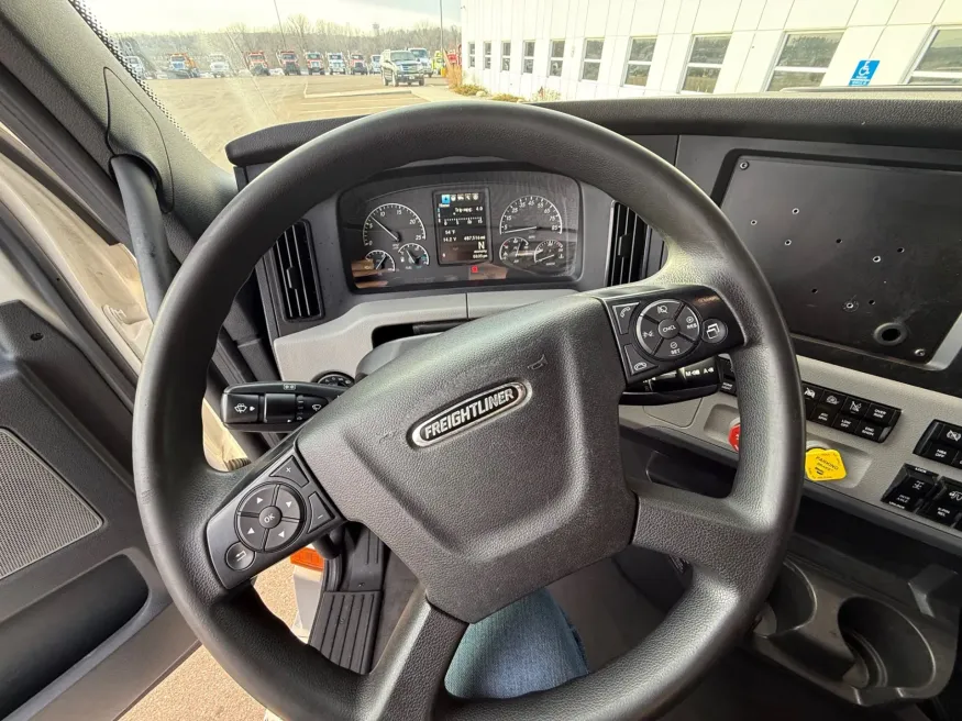 2022 Freightliner Cascadia | Photo 8 of 14