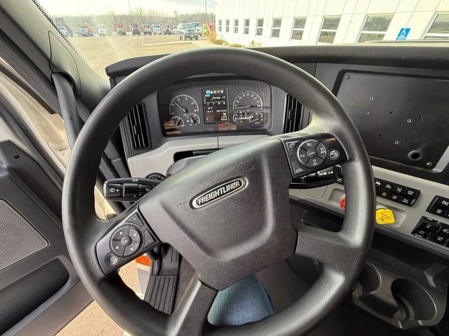 2022 Freightliner Cascadia | Photo 8 of 14