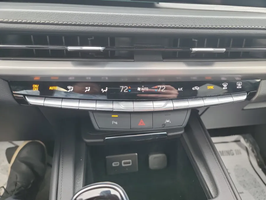 2024 Cadillac XT4 AWD Premium Luxury | Photo 14 of 19